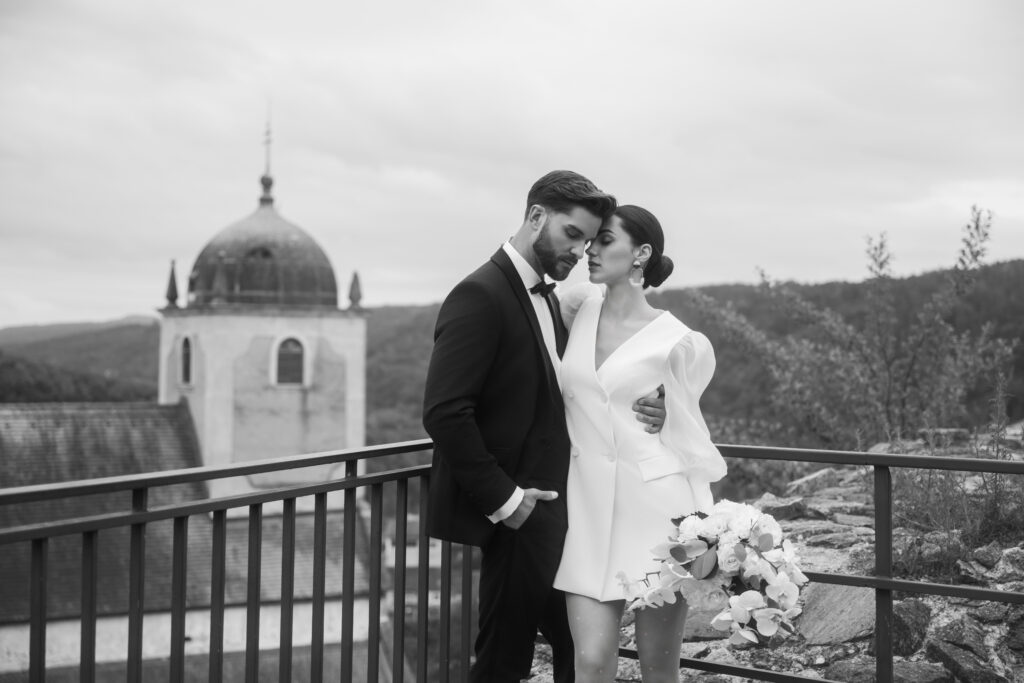 Braut Bräutigam bei Aussichtsplattform Brautpaarshooting Brautstrauß KB Hochzeitsplanung & Design