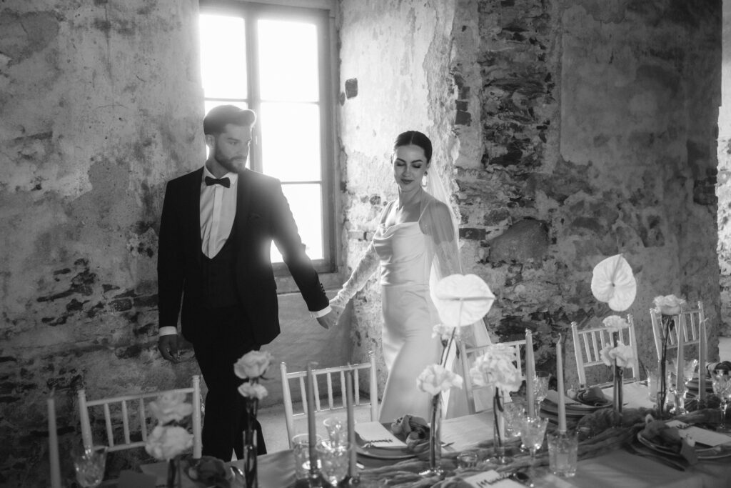 Brautpaar bestaunt Table Setting KB Hochzeitsplanung & Design