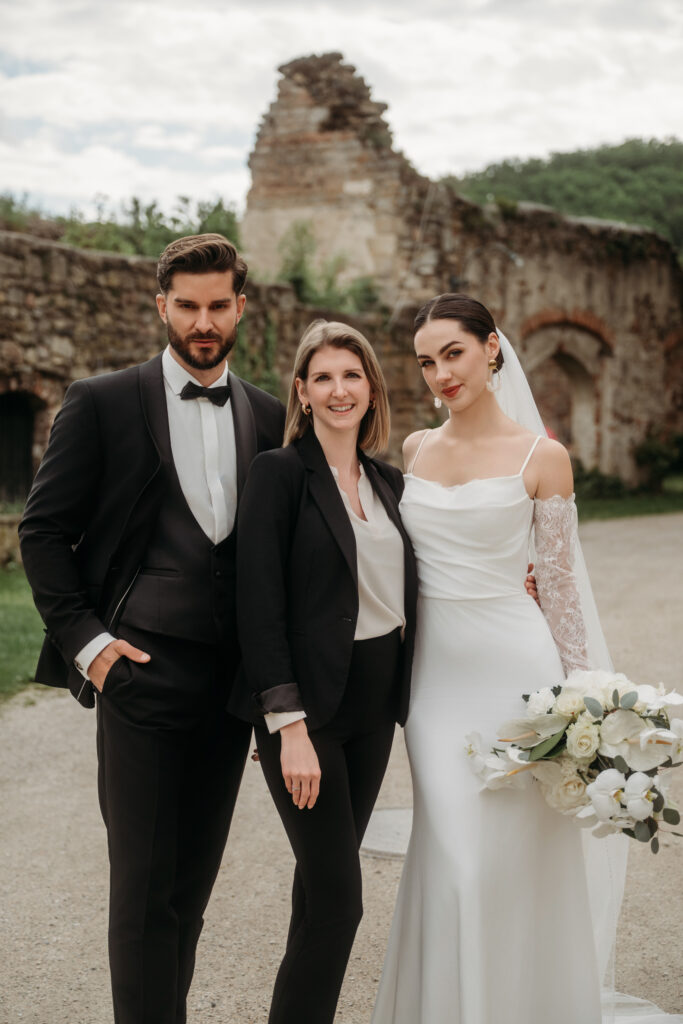 Hochzeitsplanerin mit Brautpaar bei Tagesbetreuung am Hochzeitstag KB Hochzeitsplanung & Design