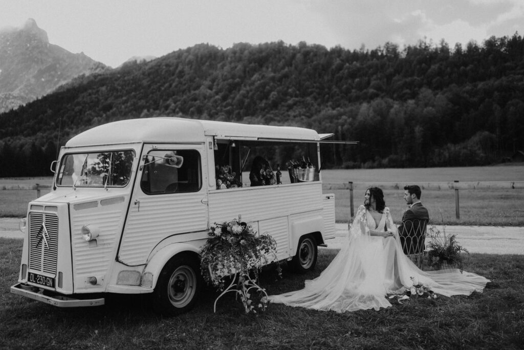 Oldtimer mobiler Caterer Wagen Brautpaar KB Hochzeitsplanung & Design